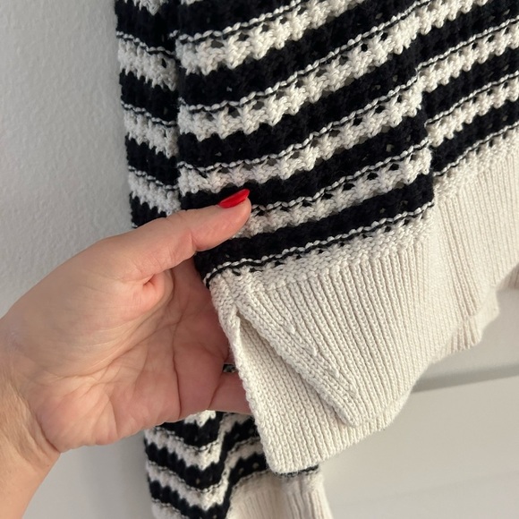 Abercrombie & Fitch black and white knit v neck sweater - Picture 5 of 7